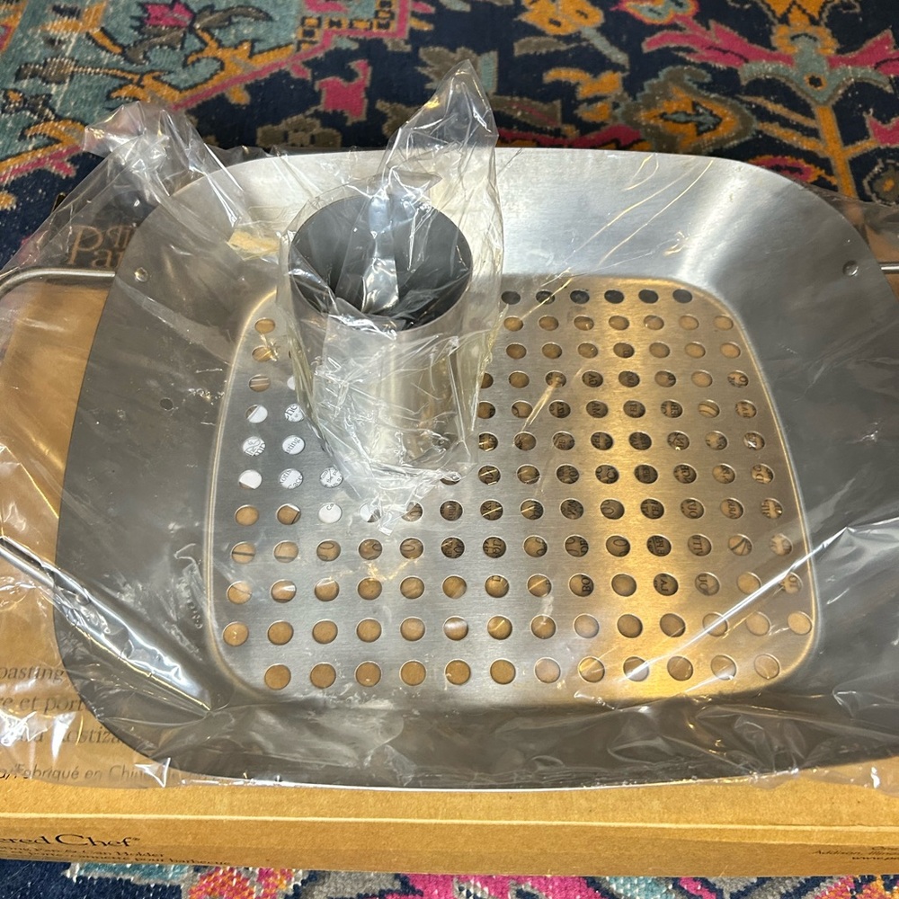 The Pampered Chef BBQ Roasting Pan and Can Holder New In Box - Picture 4 of 5